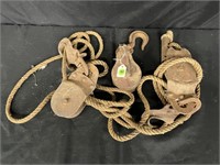 LOT OF METAL PULLEYS AND ROPE