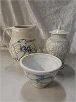 3 pieces of blue/white pottery
