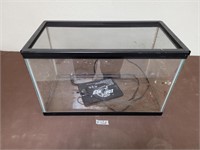 Terrarium with screen lid and heat pad