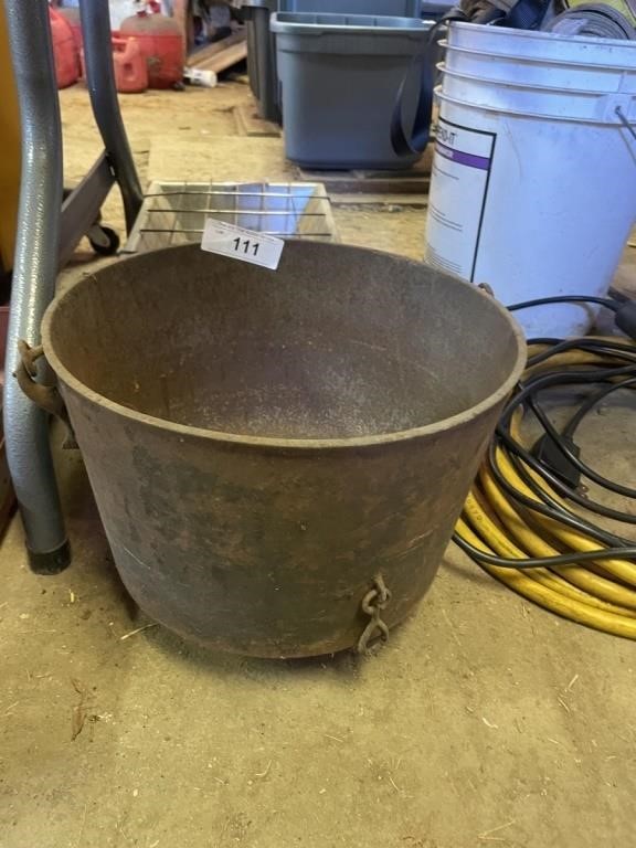 CAST IRON POT 3 LEGS