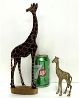 Girafe sculptée en bois signée GAG+ 1 en laiton