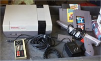 VINTAGE NINTENDO VIDEO GAME SYSTEM MODEL NES-001
