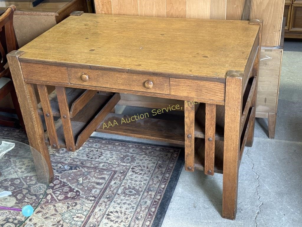 Mission Craftsman oak desk circa 1910-1920. 30