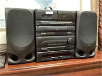 Kenwood Stereo w amp, am fm turner, cassette