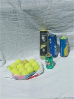 24 balles de tennis, certaines en boîtes