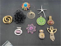 Costume jewelry brooches & pendants