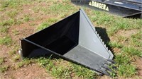 New/Unused Tomahawk Universal Mount Root Bucket