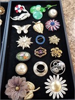 LARGE LOT OF VINTAGE COSTUME JEWELRY