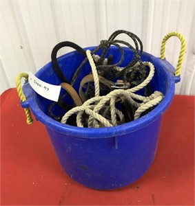 Blue Muck Tub incl Halters, Rope Halters, Leads