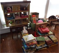 Childrens toy lot: Large doll house, desk and