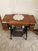 Antique Singer Sewing Machine (works)