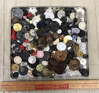 LARGE LOT OF BUTTONS