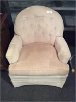 Nice cream colored Fairfield chair