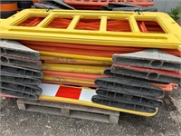 15 pieces of plastic fencing: orange and yellow