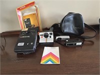 LOT OF VINTAGE CAMERAS AND ACCESSORIES