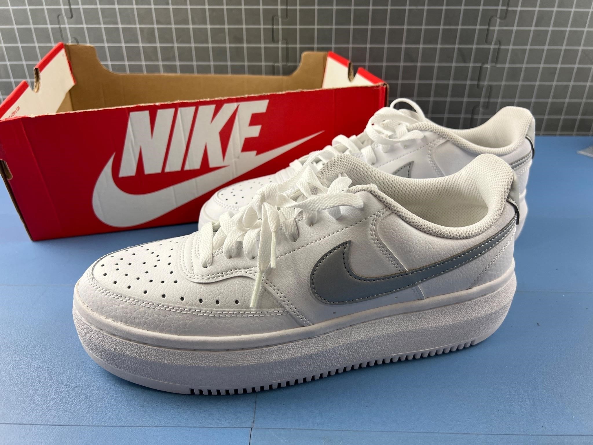 WHITE NIKE SHOES SIZE 11.5 LIKE NEW