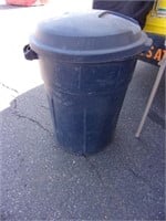 Rubbermaid Garbage Can with a Lid