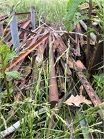 Group lot of 6 foot t post between poles only