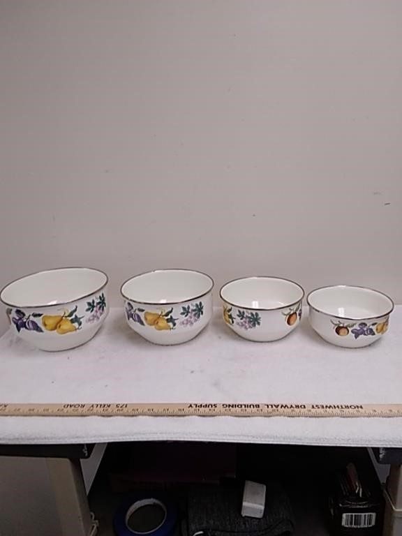 Set of nesting bowls