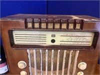 HMV Art Deco Radio with Bakelite Knobs (50 cm W x