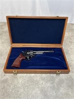 Smith & Wesson .44 magnum revolver (DAV2380)