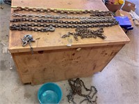 Assorted chains and pieces