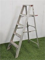 5 FOOT ALUMINUM LADDER - WELL USED