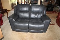 Love Seat w/Automatic Full Reclining Chairs
