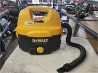 Dewalt Corded 2 Gal Wet/Dry Vacuum - Works