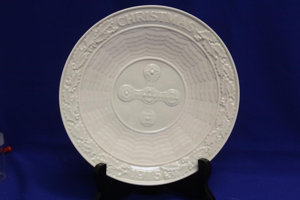 A Belleek 1975 Christmas Plate