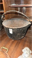 Cast iron cooking pot