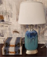 43 - NEW WMC TABLE LAMP & SUITCASES TABELTOP DECOR