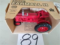 Ertl Case IH Farmall H 1/16 scale