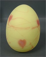 Fenton Satin Burmese Hanging Hearts Egg
