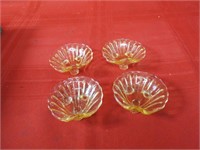(4)Glass footed shell dishes.