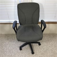 ROLLING OFFICE CHAIR W/ GREY FABRIC