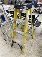 WERNER 4FT FIBERGLASS LADDER