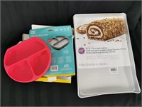 Silicone Grip 3 Section Dish and Jelly Roll Pan