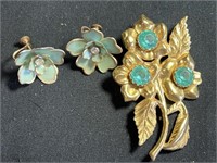 Vintage flower metal  brooch with turquoise