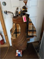 Set of Lynx golf clubs in vintage bag, 9 new golf