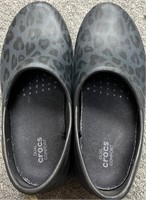 SM4573 Crocs Clogs Women's Size 7 Black Leopard