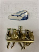 Lot of 2 pins/brooches, cat and seagull