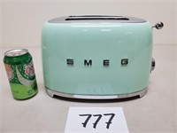 SMEG $170 Retro Pastel Green 2-Slice Toaster