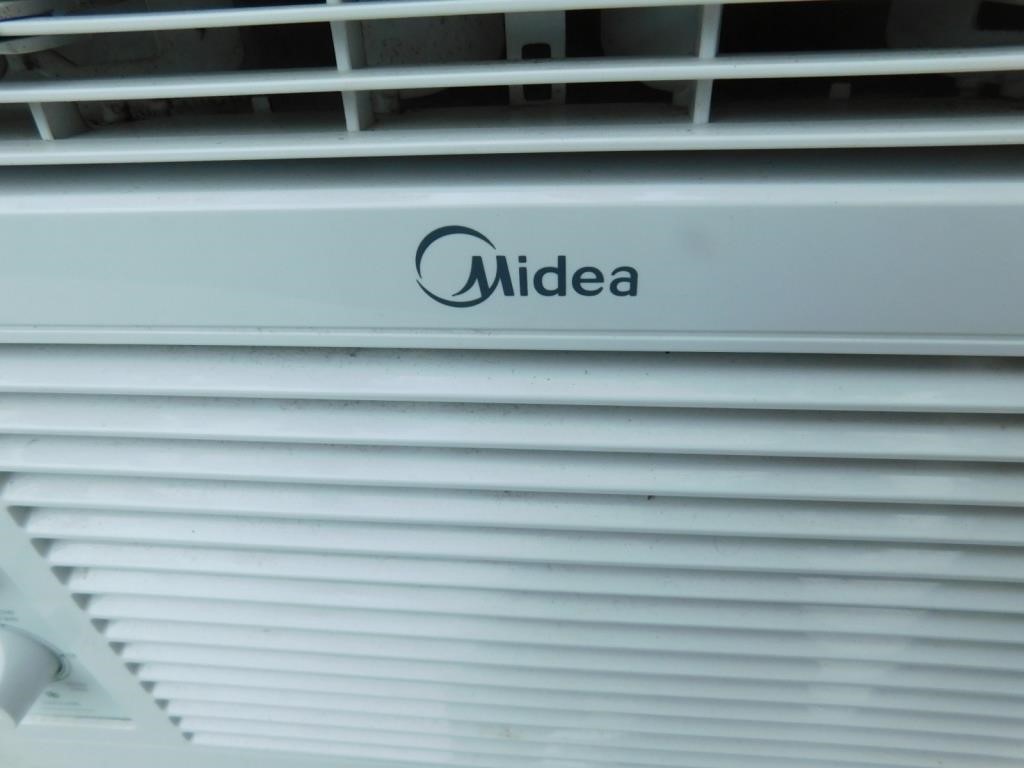 Midea small room AC. 115 volts, works