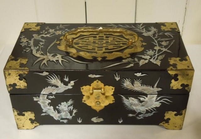 Kinesisk smykkeskrin af lak. | Nordjysk Auktionshus