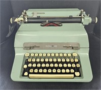 (V) Royal 440 Typewriter