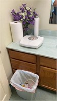 Lot of bathroom scale, vase with faux flowers,