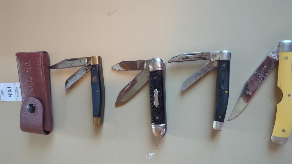 (4) folding knives & knive case