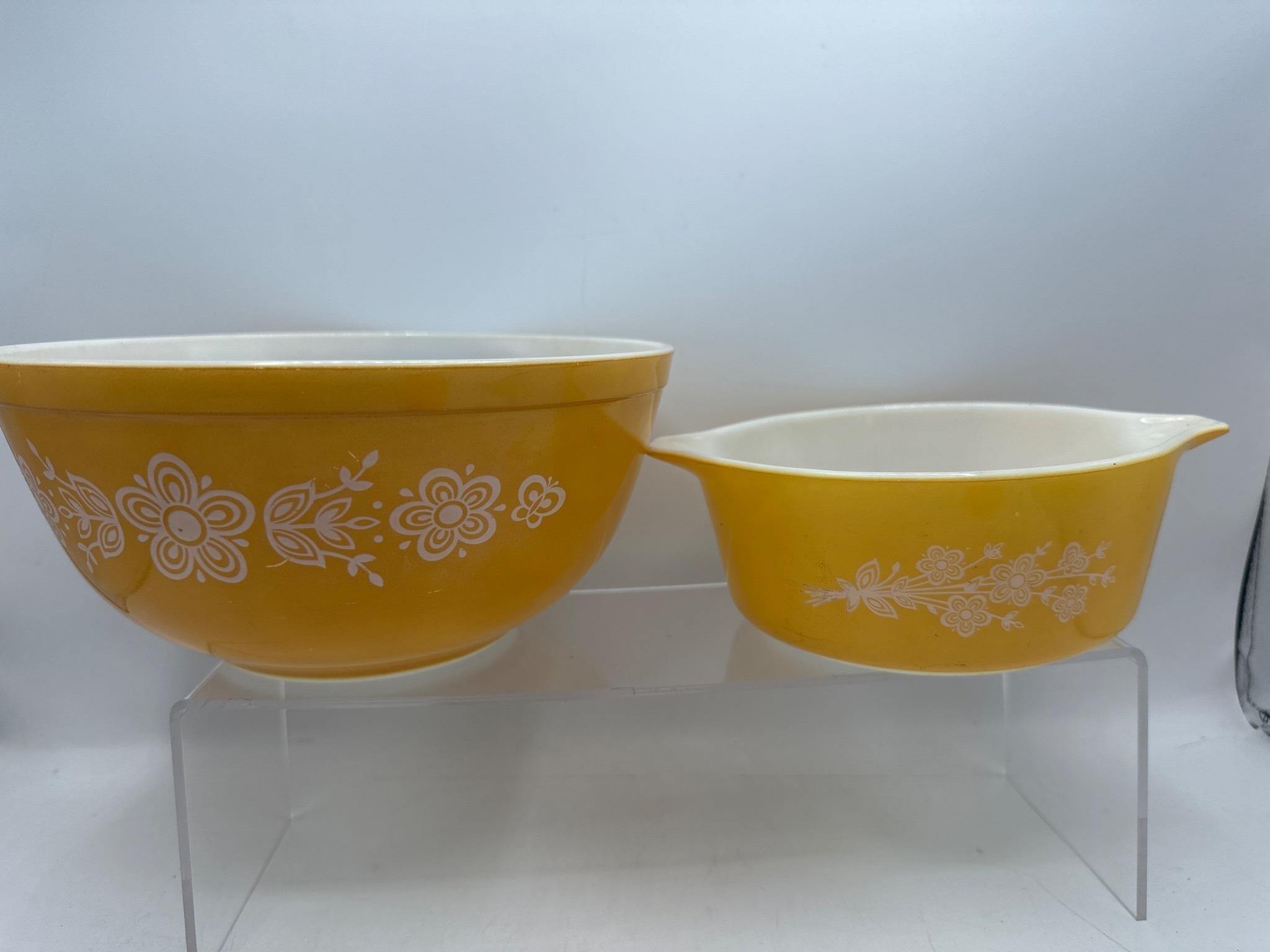 Yellow Pyrex bowls