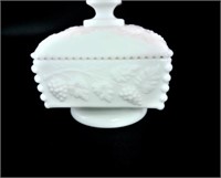 Vtg Westmoreland Milk Glass Grape Harvest Dish